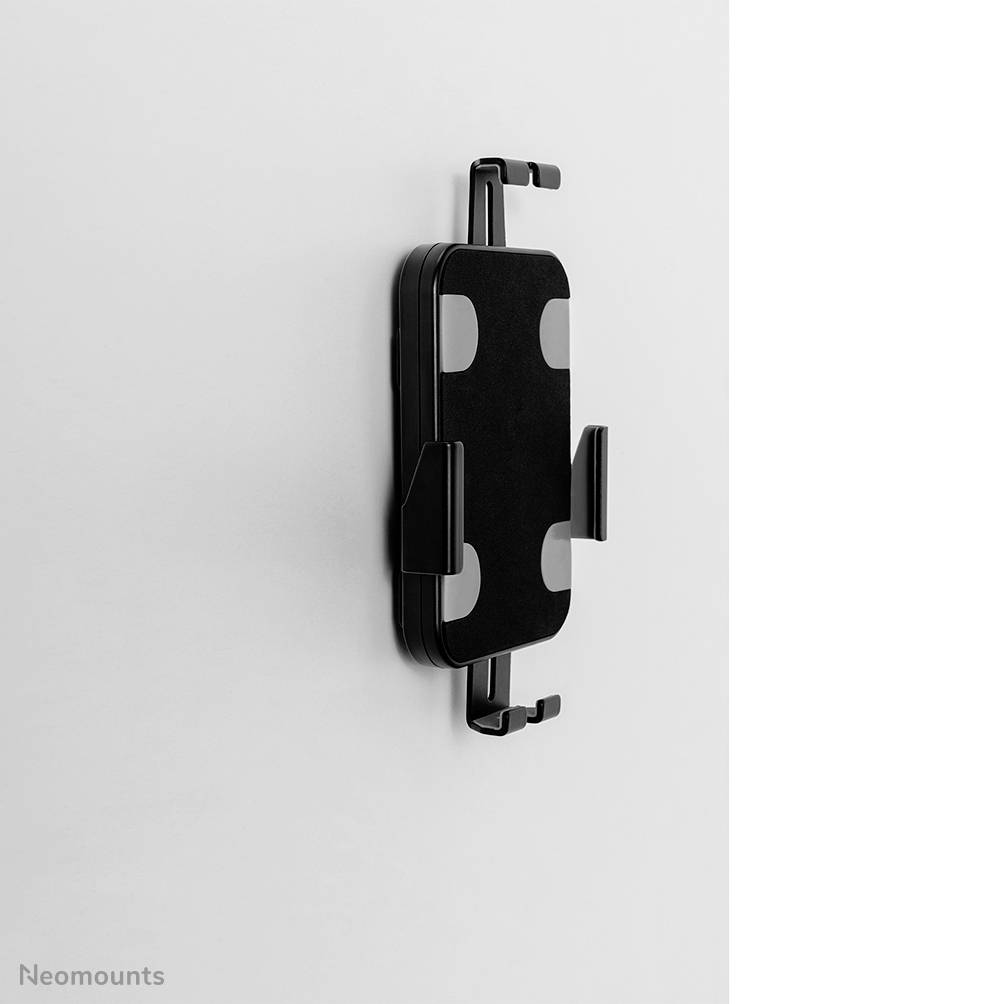 Eine schwarze, wandmontierte Halterung für Tablets mit verstellbaren Armen, angebracht an einer weißen Wand.