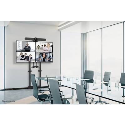 Moderner Konferenzraum mit Glastisch und Stühlen, ein großer Bildschirm zeigt ein Videomeeting mit fünf Personen in unterschiedlichen Ansichten.