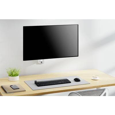 Ein ordentlicher Schreibtisch mit einem Wandmonitor, einer Tastatur und Maus auf einem grauen Mauspad, Notizbuch, Stift und Topfpflanze.