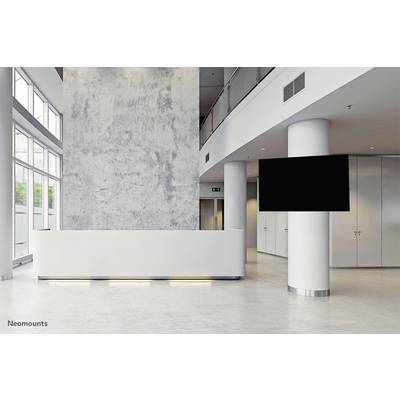 Beleuchteter Empfangstresen in modernem, minimalistischem Foyer mit leerem Bildschirm auf großer Säule, neutral gehaltene Farbgestaltung.