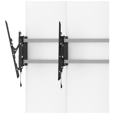 Eine metallische TV-Wandhalterung, montiert an einer weißen Wand. Die Halterung ist in der offenen Position zu sehen.