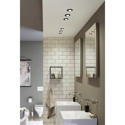Modernes Badezimmer mit zwei Waschbecken, großen Spiegeln, weißen Fliesen, Handtuchhalter und Toilette im Hintergrund.