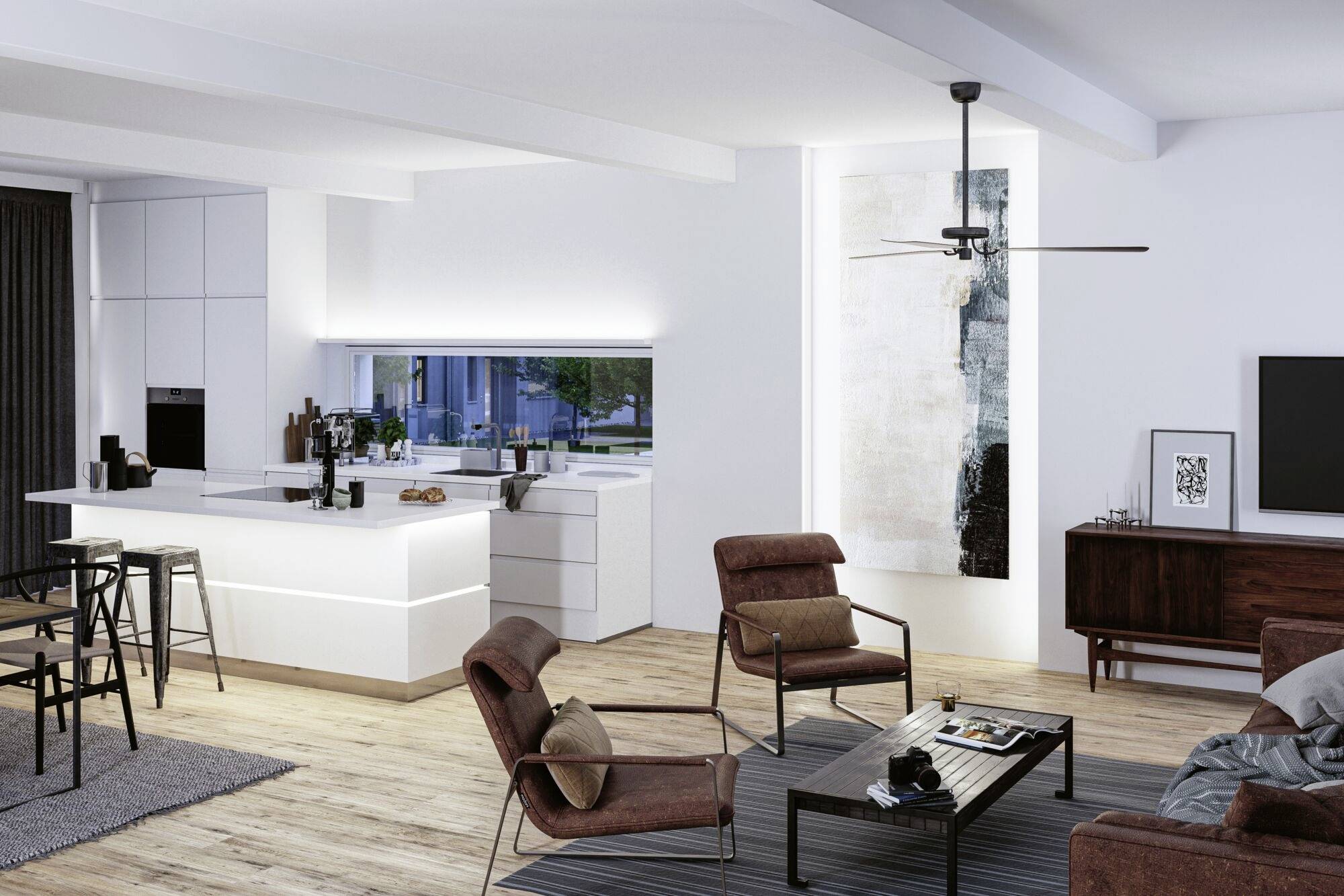 Modernes Wohnzimmer mit offener Küche, Holzfußboden, braunen Sesseln, weißem Küchentresen, Deckenventilator und Wandkunst.
