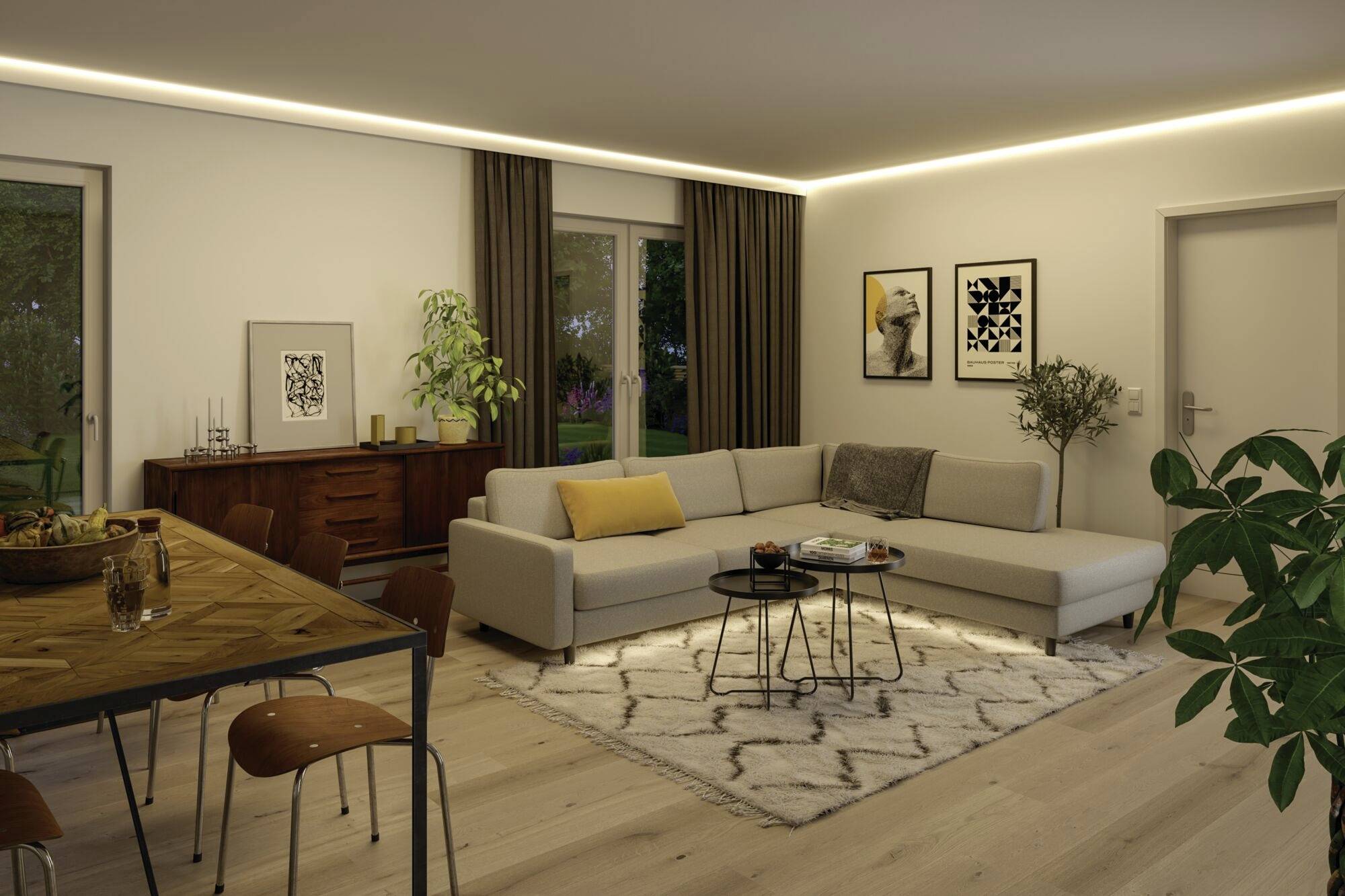 Wohnzimmer mit grauem Sofa, Holztisch, Pflanzen, Wandkunst und Teppich auf Holzboden. Fenster mit Vorhängen zeigen Außenbereich.