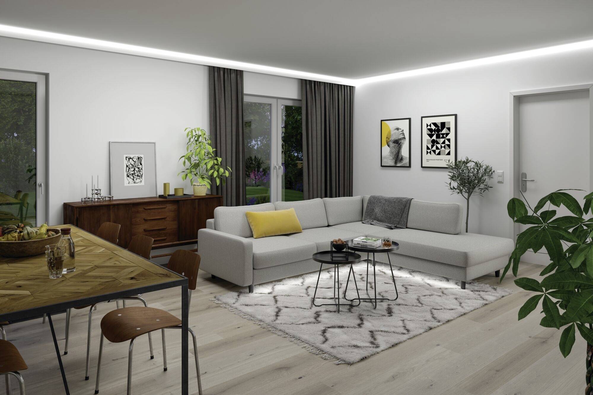 Wohnzimmer mit grauem Sofa, Holztisch und Stühlen. An der Wand hängen abstrakte Kunstwerke, Pflanzen dekorieren den Raum.