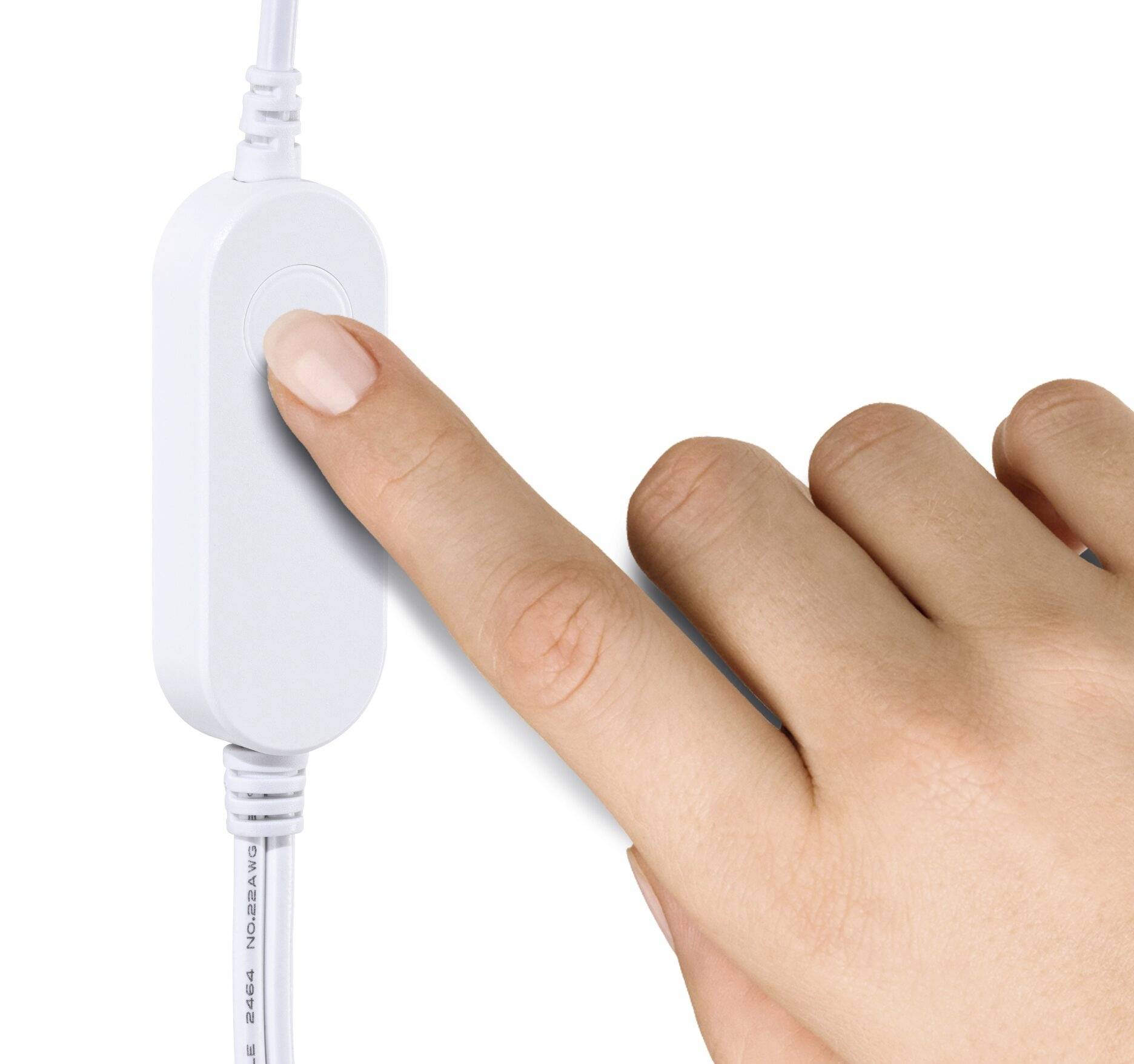 Finger drückt auf einen weißen Schalter an einem Kabel, möglicherweise zur Steuerung eines elektronischen Geräts.