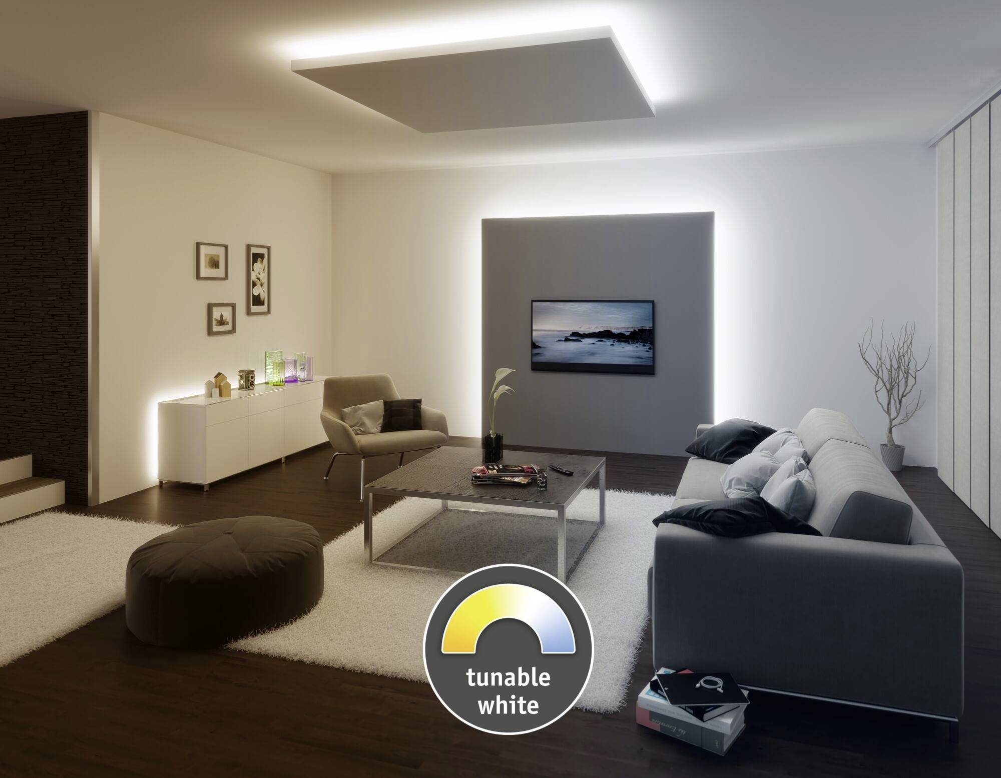 'Helles Wohnzimmer mit modernem Design. Graues Sofa, Couchtisch, TV an der Wand und Beleuchtungseffekt "tunable white".'
