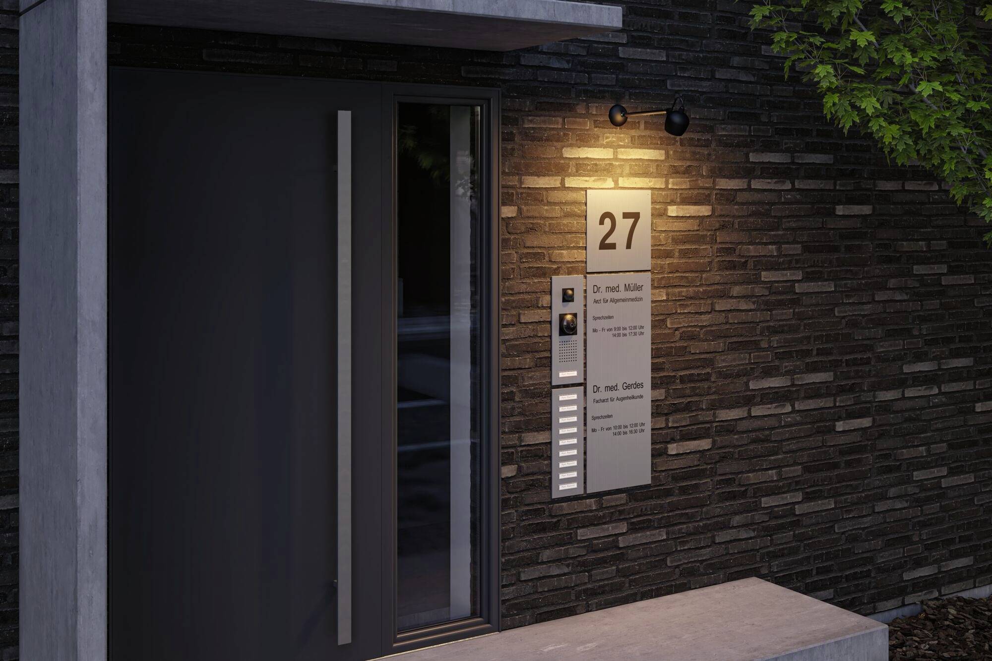 Eingang einer modern beleuchteten Wohnung mit Klingelschildern und der Hausnummer 27 auf grauer Backsteinfassade.