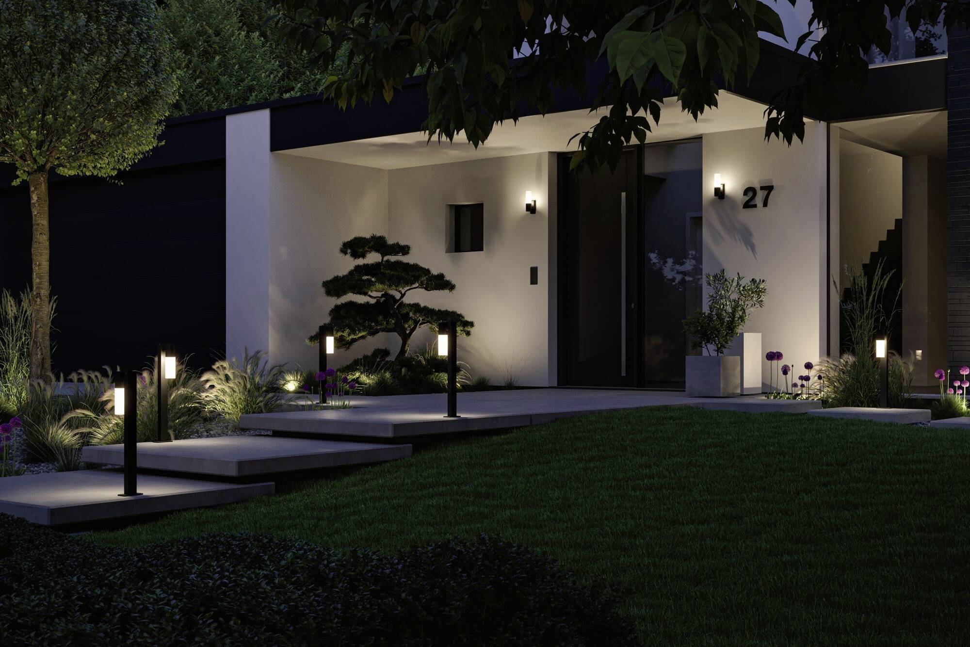 Eingangsbereich eines modernen Hauses bei Nacht, beleuchtet mit Gartenlichtern, umgeben von Pflanzen und mit der Hausnummer '27'.