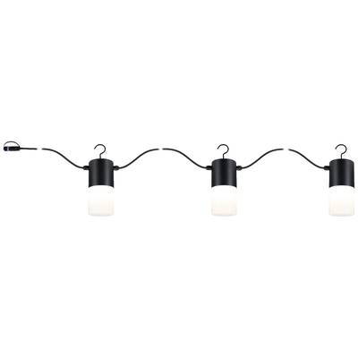 Drei schwarze Hängelampen mit weißen Schirmen, gleichmäßig verteilt auf einem langen Kabel, vor einem weißen Hintergrund.