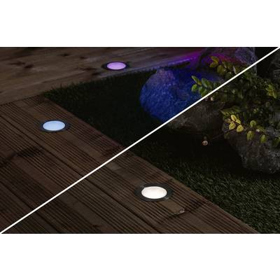 Holzterrasse mit eingelassenen LED-Bodenleuchten in verschiedenen Farben, umgeben von Pflanzen und Steinen.