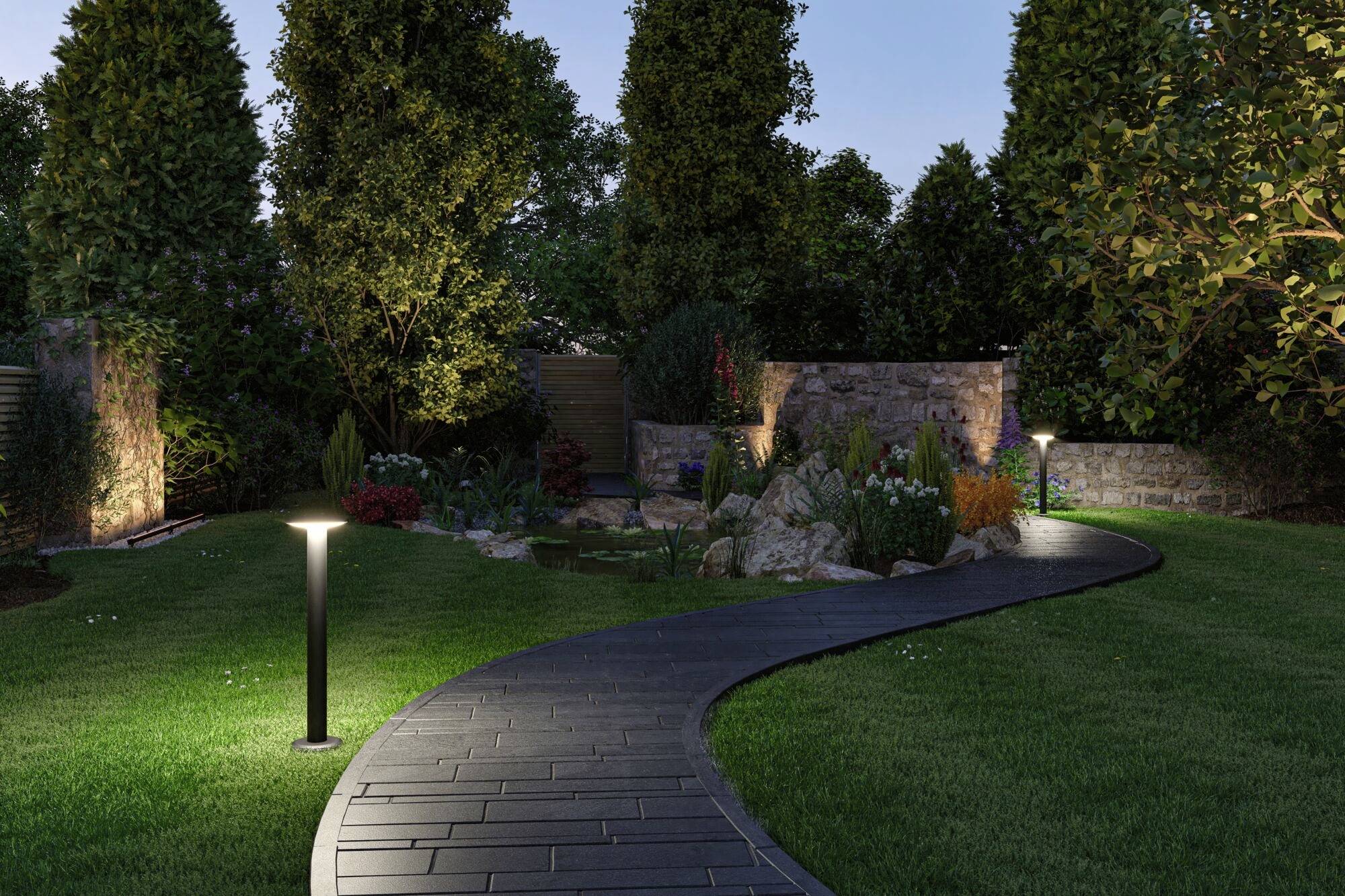 Garten bei Nacht mit beleuchtetem, geschwungenem Weg, umgeben von Gras, Bäumen und Blumenbeeten, im Hintergrund Steinmauer.