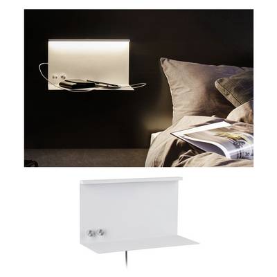 Wandregal neben einem Bett, mit Beleuchtung. Auf dem Regal liegen ein Smartphone und eine Brille. Darunter Steckdosen und ein Buch auf dem Bett.