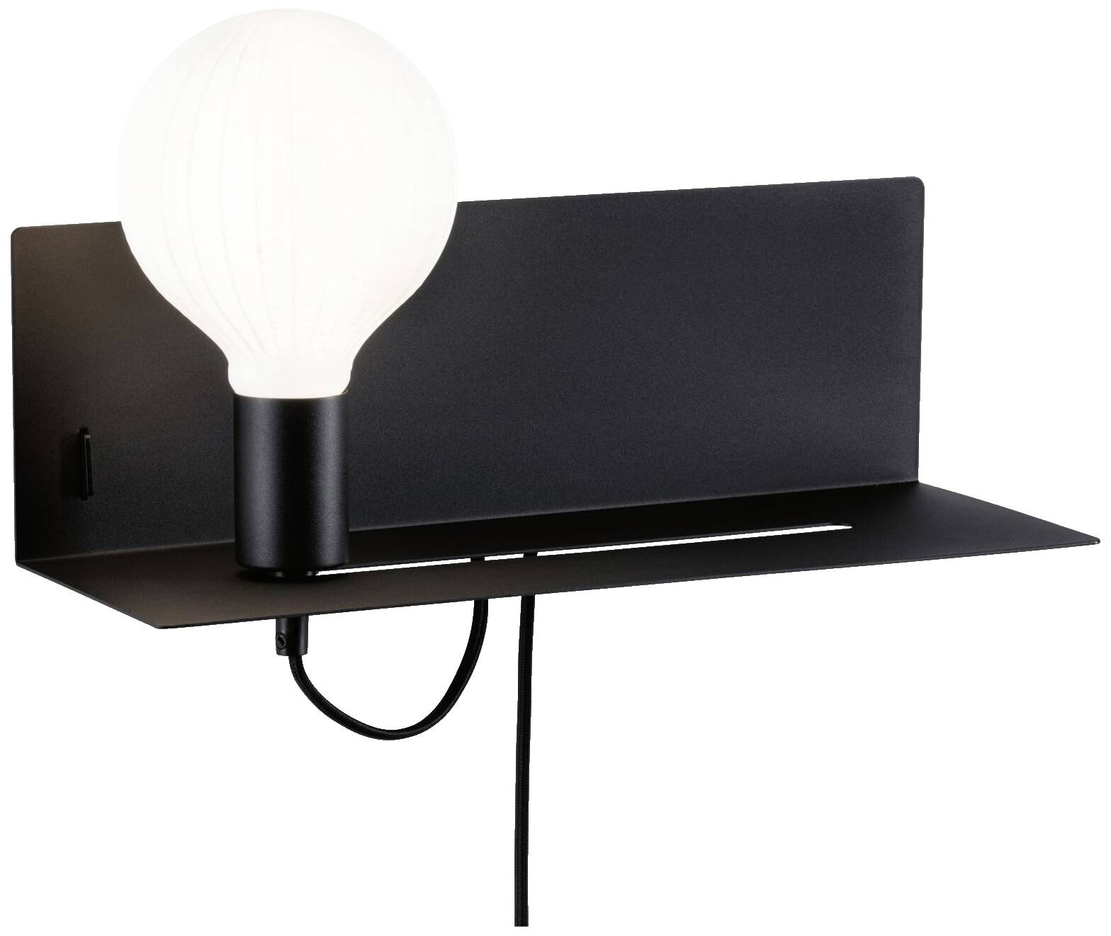 Schwarzmetall-Wandleuchte mit einer großen Glühbirne und integriertem Regal zur Platzierung kleiner Gegenstände.