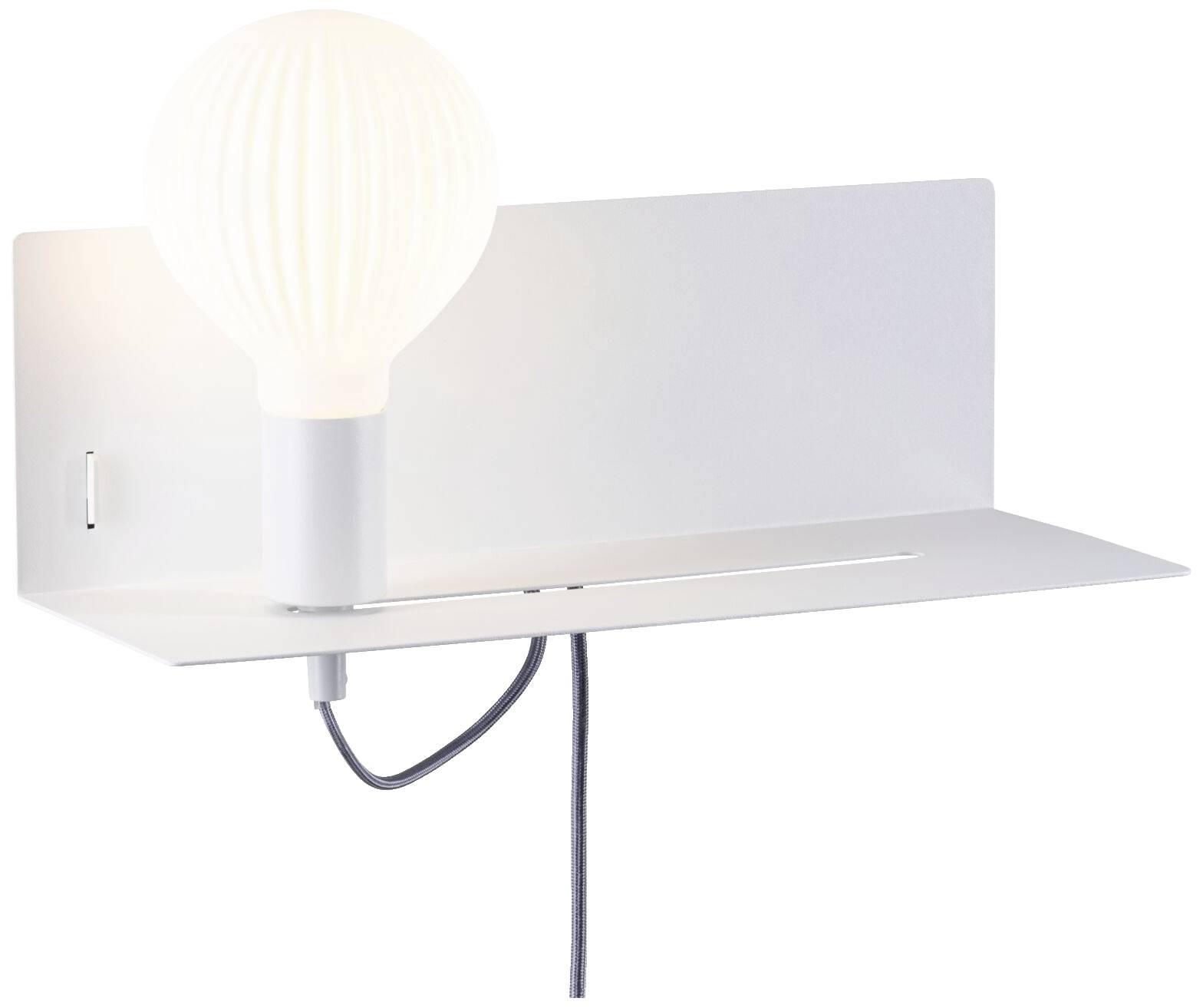 Weiße Wandleuchte mit Steckdose und Kabel, minimalistisches Design.