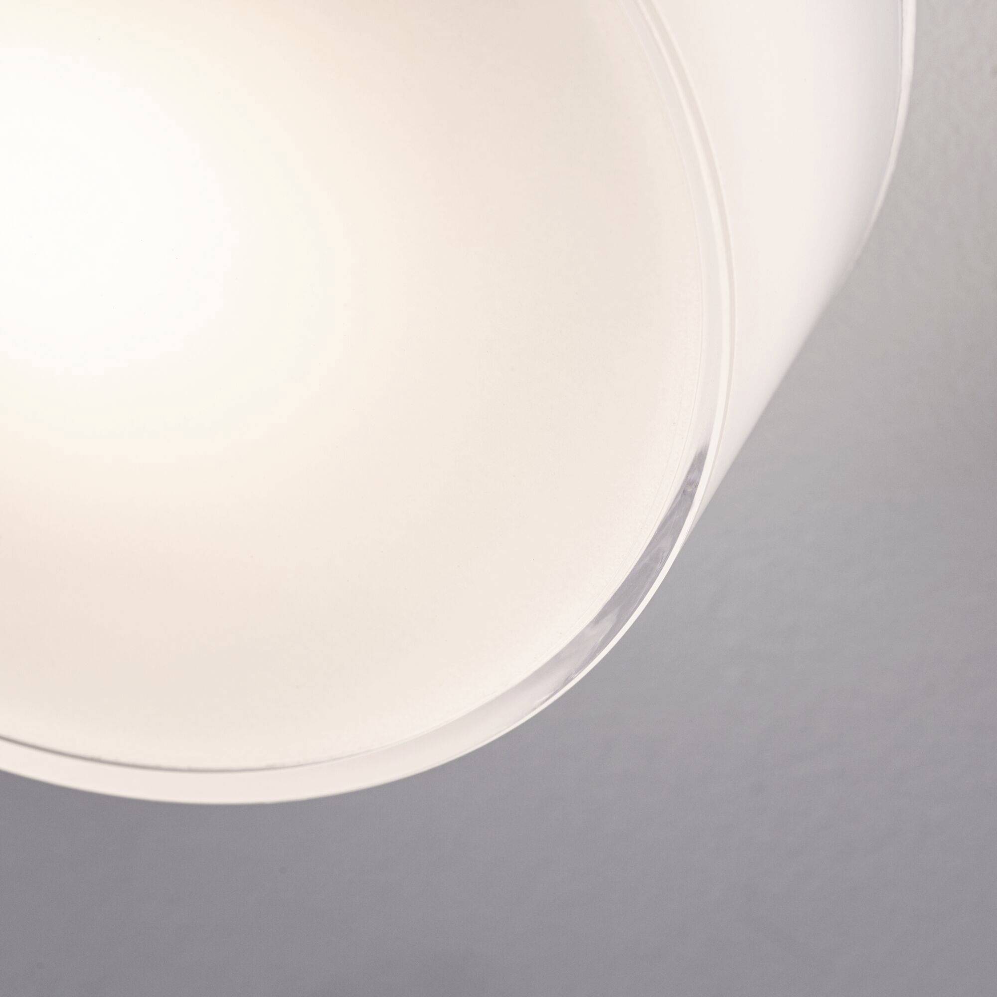 Nahaufnahme einer leuchtenden Deckenlampe, die warmes Licht ausstrahlt und eine beruhigende Atmosphäre schafft.