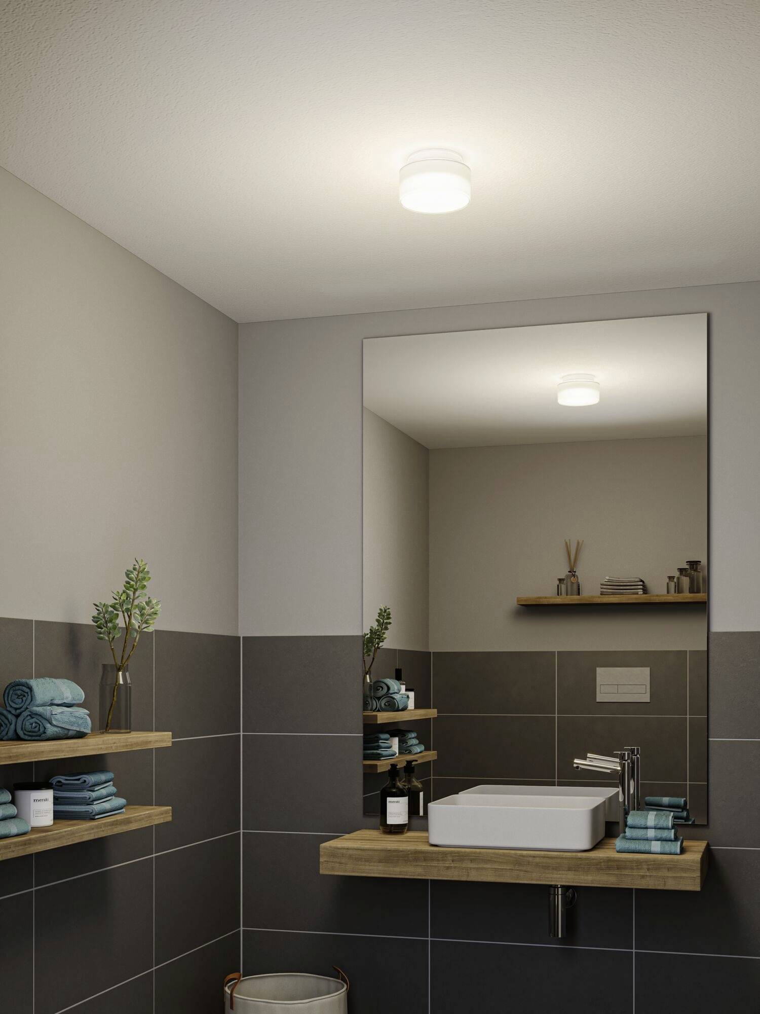 Modernes Badezimmer mit rechteckigem Spiegel über einem Waschbecken, flankiert von Holzregalen mit Handtüchern und Dekor.