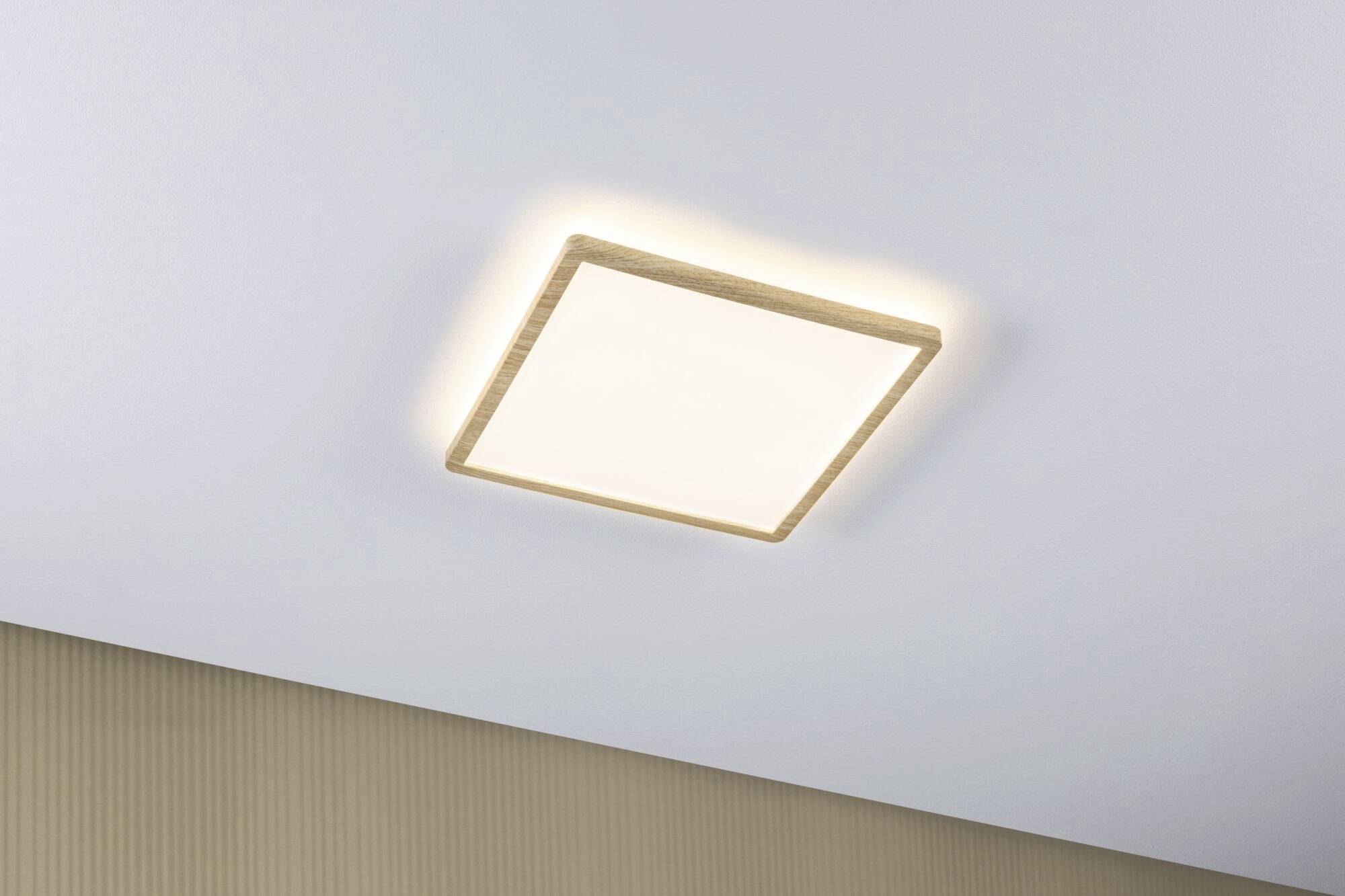 Eine quadratische Deckenleuchte mit warmweißer LED-Beleuchtung, montiert an einer hellen Decke.