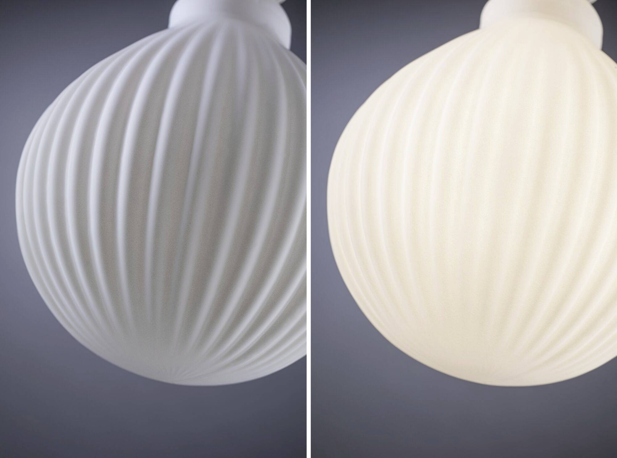 Zwei Hängelampen mit geriffelter Oberfläche. Die linke Lampe ist ausgeschaltet und die rechte leuchtet warmweiß.