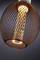 Eine hängende Lampe mit einem rechteckigen, leuchtenden Element, umgeben von einem runden, offenen Metallgitter, strahlt warmes Licht aus.