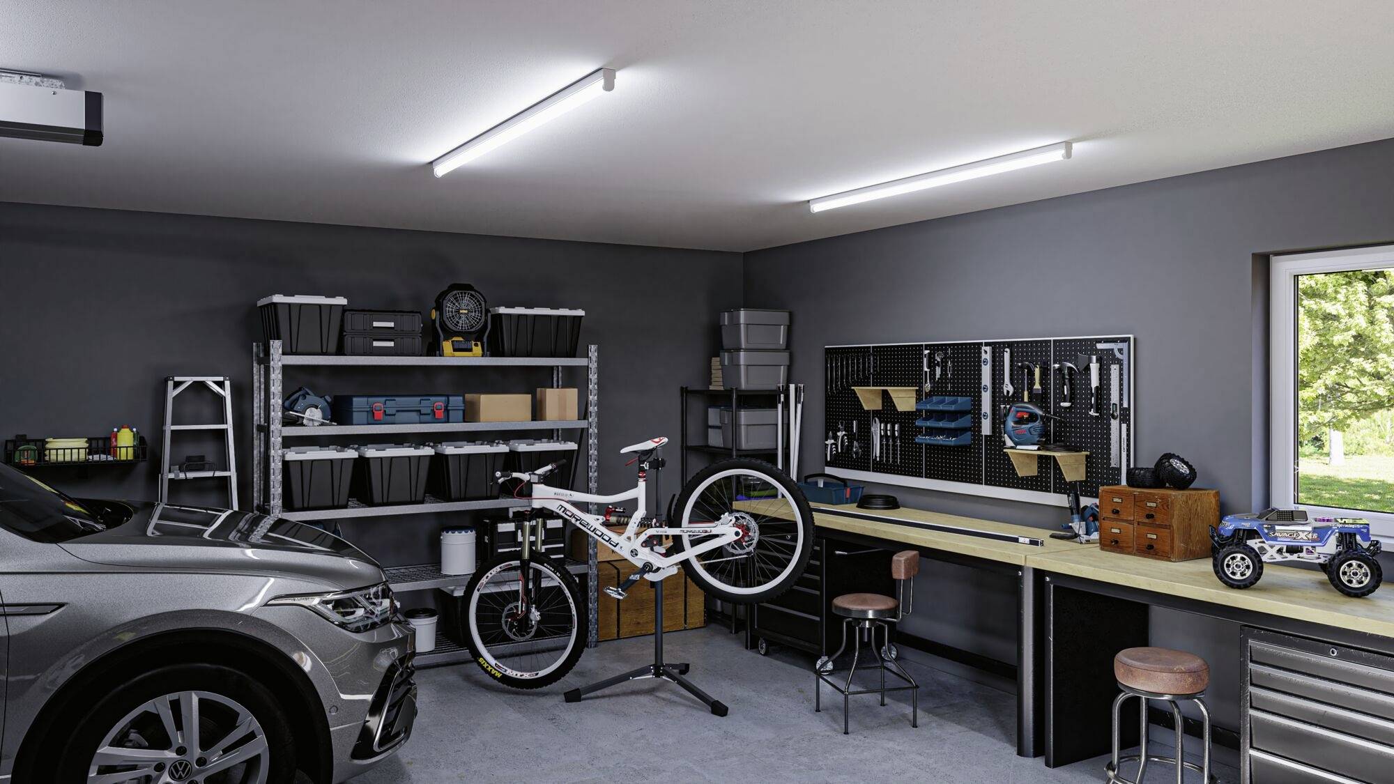Eine aufgeräumte Garage mit einem Auto, einem aufgehängten Fahrrad zur Reparatur, Werkzeugen an der Wand und Regalen mit Kisten.
