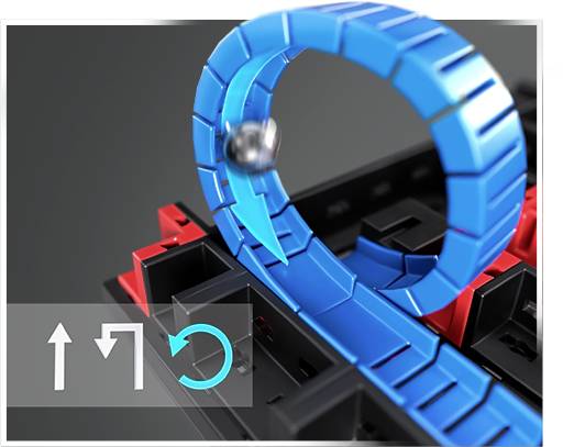 Eine Kugel rollt durch eine blaue Loopingbahn auf einem Spielbrett. Links unten sind Richtungspfeile und ein Rückkopfpfeil abgebildet.