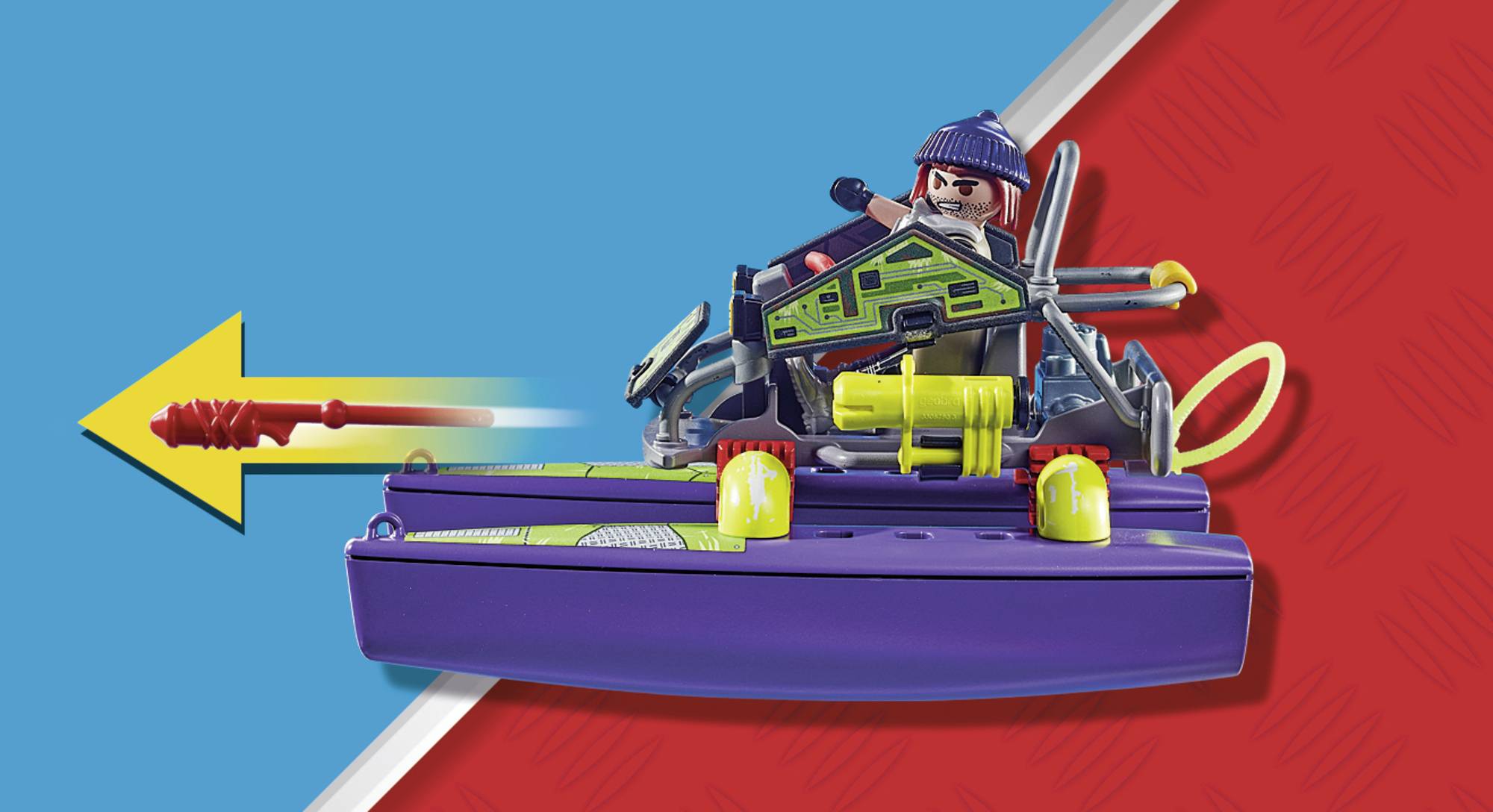 Spielzeugboot mit Spielfigur auf rotem und blauem Hintergrund. Ein großer gelber Pfeil zeigt nach links, begleitet von einem fliegenden Speer.