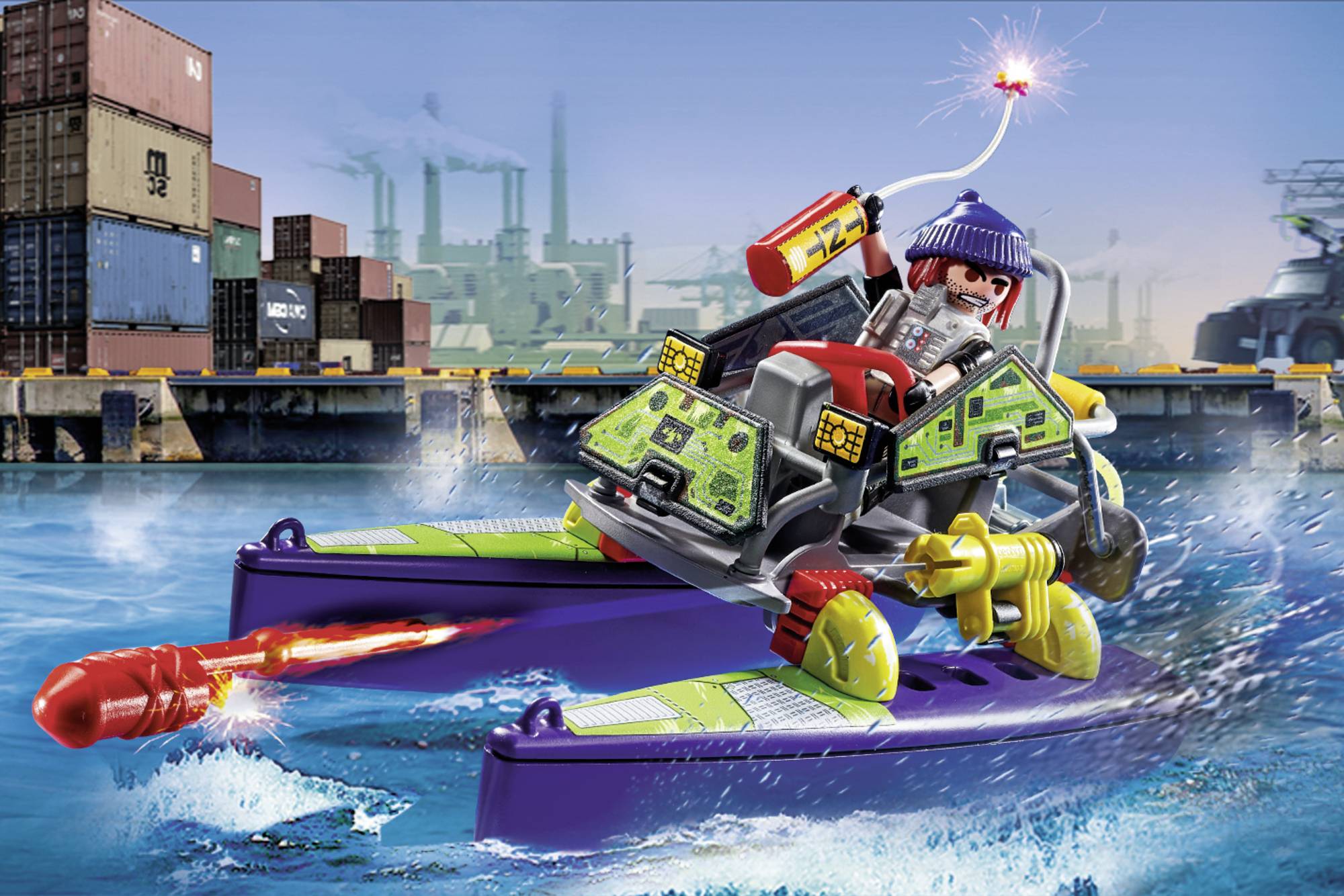 Spielzeugfigur auf einem futuristischen Wasserfahrzeug im Hafen, schießt mit Rakete. Industriegebäude im Hintergrund.
