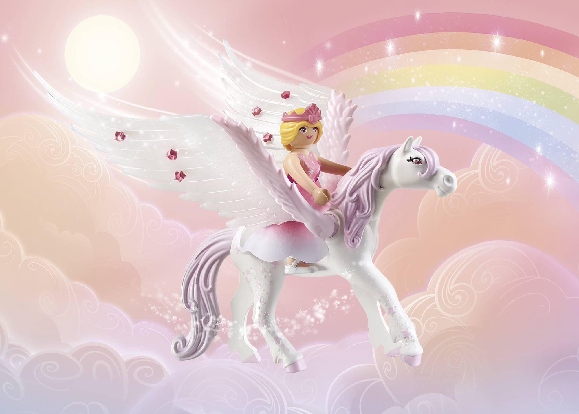Eine Spielfigur einer Fee mit Flügeln reitet auf einem geflügelten Einhorn über eine rosa Wolkenlandschaft mit Regenbogen und Sonne.