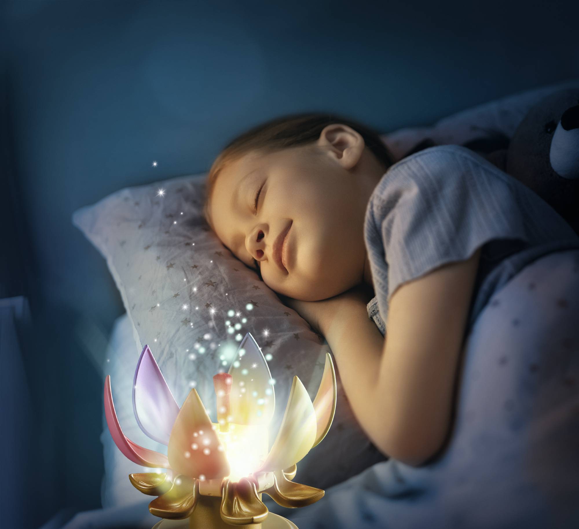 Ein Kind schläft friedlich im Bett, während ein leuchtendes, magisches Lotuslicht neben ihm schwebt und sanftes Licht verbreitet.