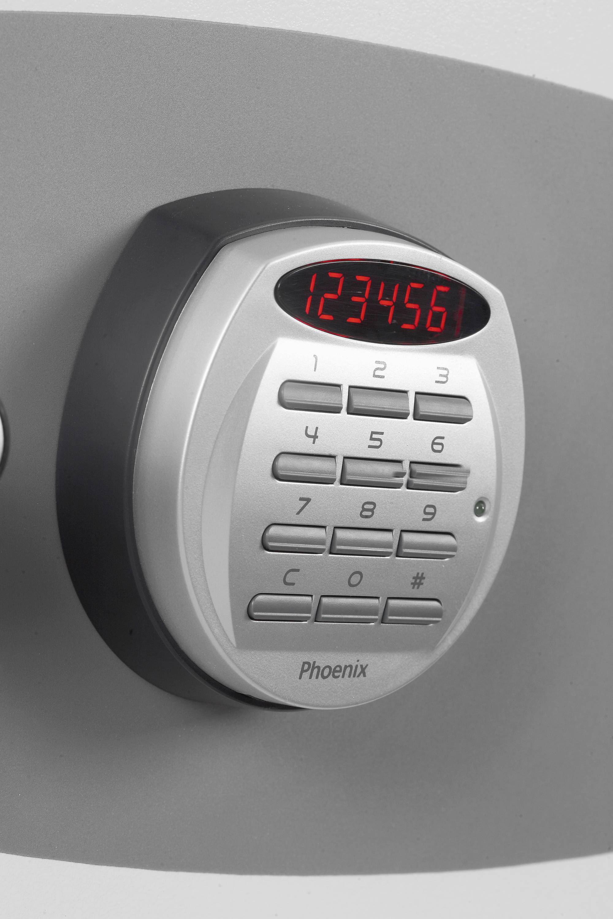 Elektronisches Zahlenschloss mit beleuchteter Anzeige '123456'. Tastenfeld darunter mit Ziffern und Symbolen für Eingabe.