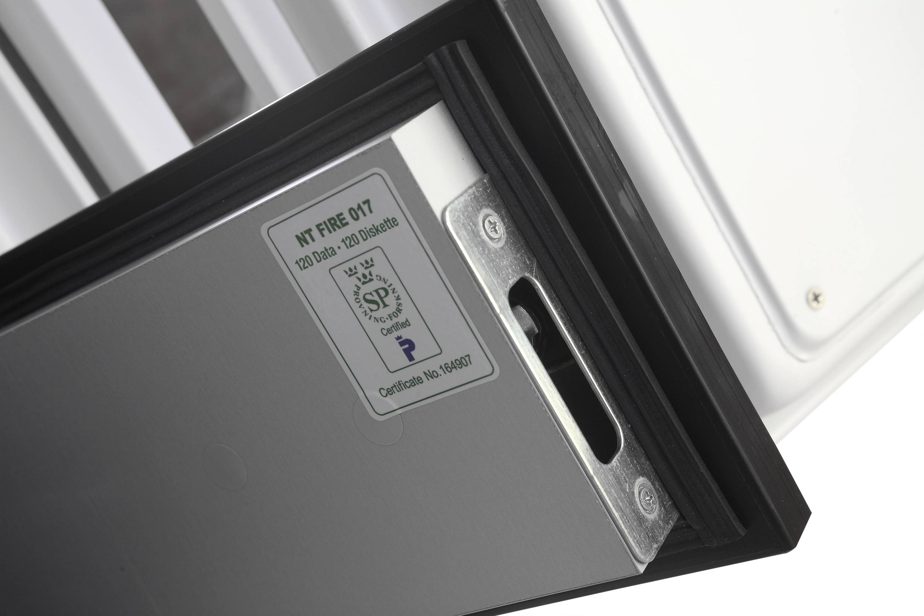 Geöffneter Metallbehälter mit Etikett 'NT FIRE 017' und Prüfzeichen, zeigt Feuersicherheit von 120 Minuten.