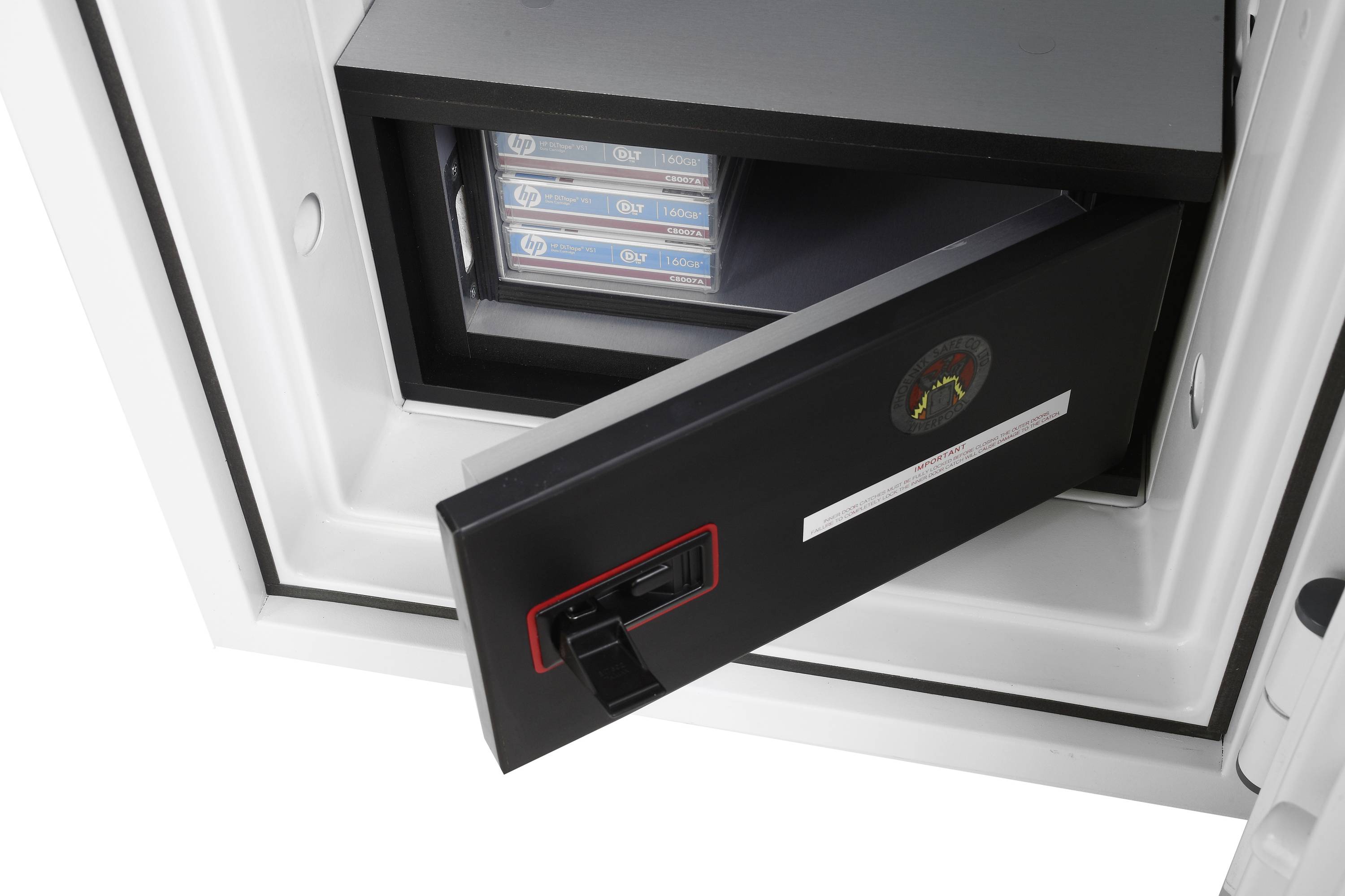 Ein geöffneter Tresor zeigt mehrere gelagerte Datensicherungsbänder im Inneren.