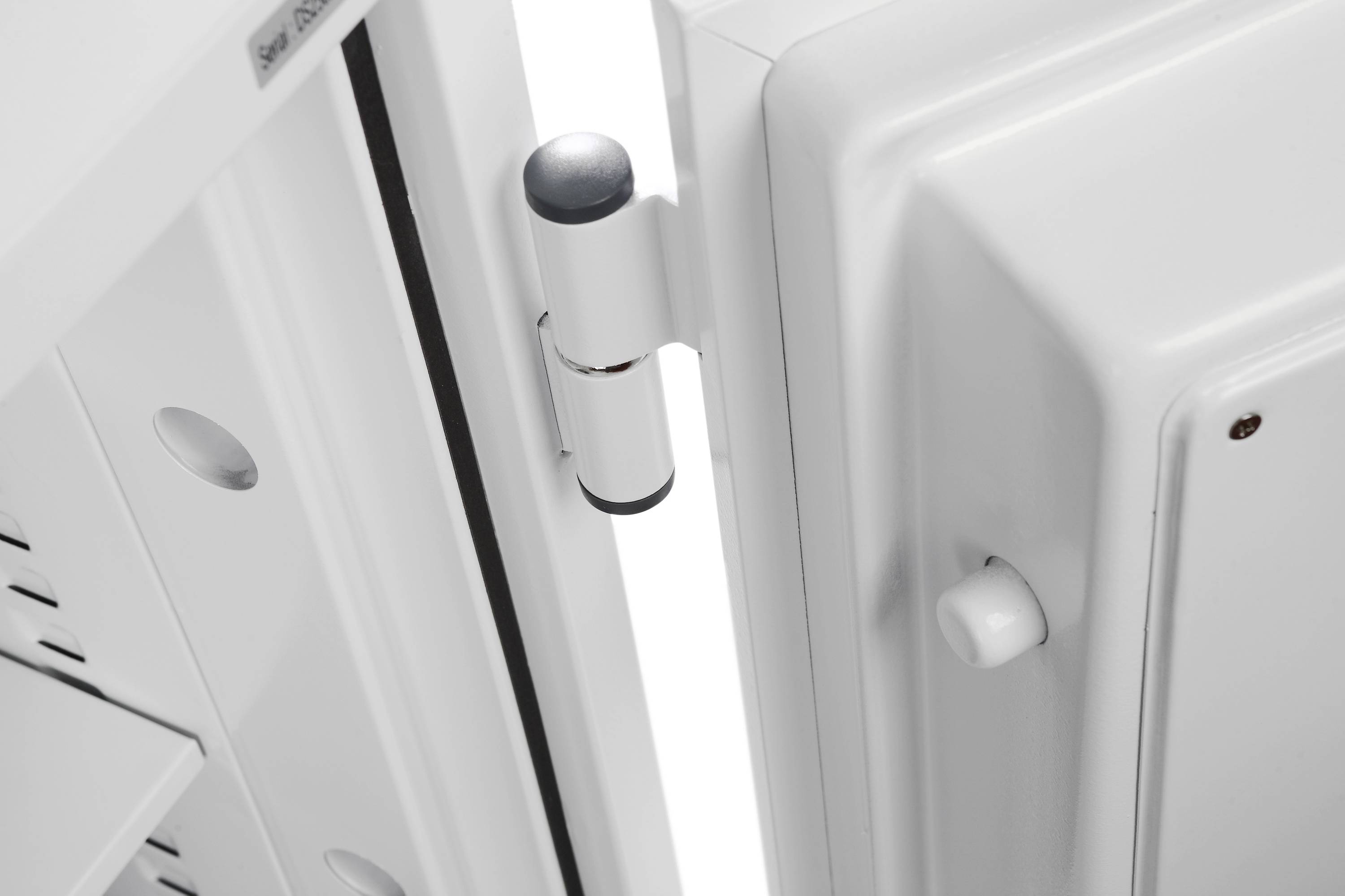 Ein geöffneter Kühlschrank, bei dem die Tür leicht offen steht. Das Scharnier der Kühlschranktür ist deutlich sichtbar.