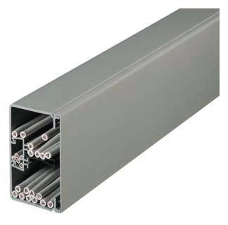 Metallisches, längliches Profil mit quadratischem Querschnitt und mehreren inneren Kammern. Struktur für technische Anwendungen.