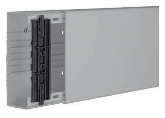 Graues elektrisches Gehäuse mit schwarzer Steckverbindung.