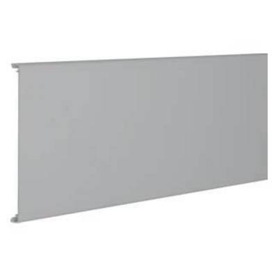 Graues, rechteckiges Paneel aus Metall, das eventuell als Wandverkleidung oder Trennwand dient. Es hat eine glatte Oberfläche.