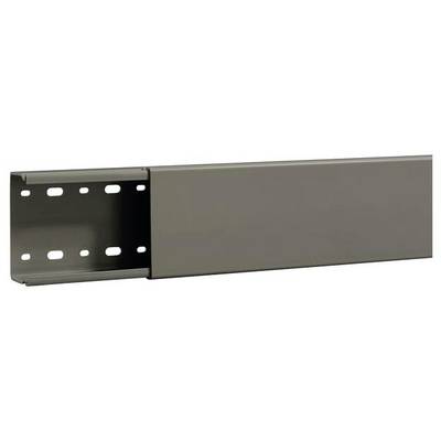Ein Metall-Kabelkanal, teilweise geöffnet, mit einem rechteckigen Querschnitt und mehreren Löchern zum Befestigen an einer Wand.