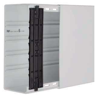 Ein rechteckiges, weißes Gehäuse mit mehreren schwarzen Lüftungsschlitzen an einer Seite. Es sieht aus wie ein technisches Bauteil.