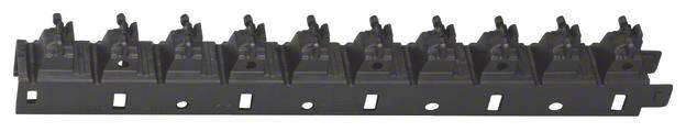 Eine schwarze Kunststoffhalterung mit mehreren Klemmen in Reihe, geeignet für die Befestigung von Leitungen oder Rohren.