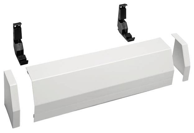 Weiße Sockelleiste mit zwei Halterungen und Endstücken. Ideal für saubere und ästhetische Bodenabschlüsse in Innenräumen.