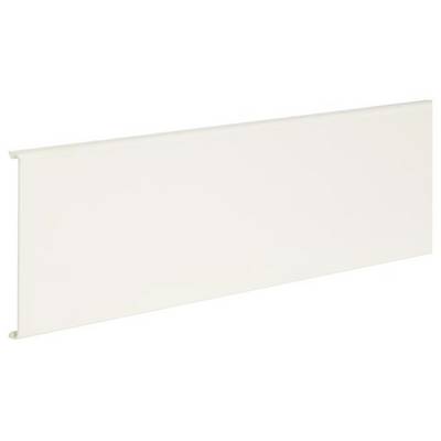 Ein weißer Sockel aus Kunststoff, rechteckig und glatt, dient zur Verdeckung des Übergangs zwischen Boden und Wand, oft in Innenräumen verwendet.