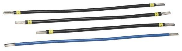 Vier elektrische Kabel, davon drei in Schwarz mit gelben Markierungen und eines in Blau, liegen parallel zueinander.