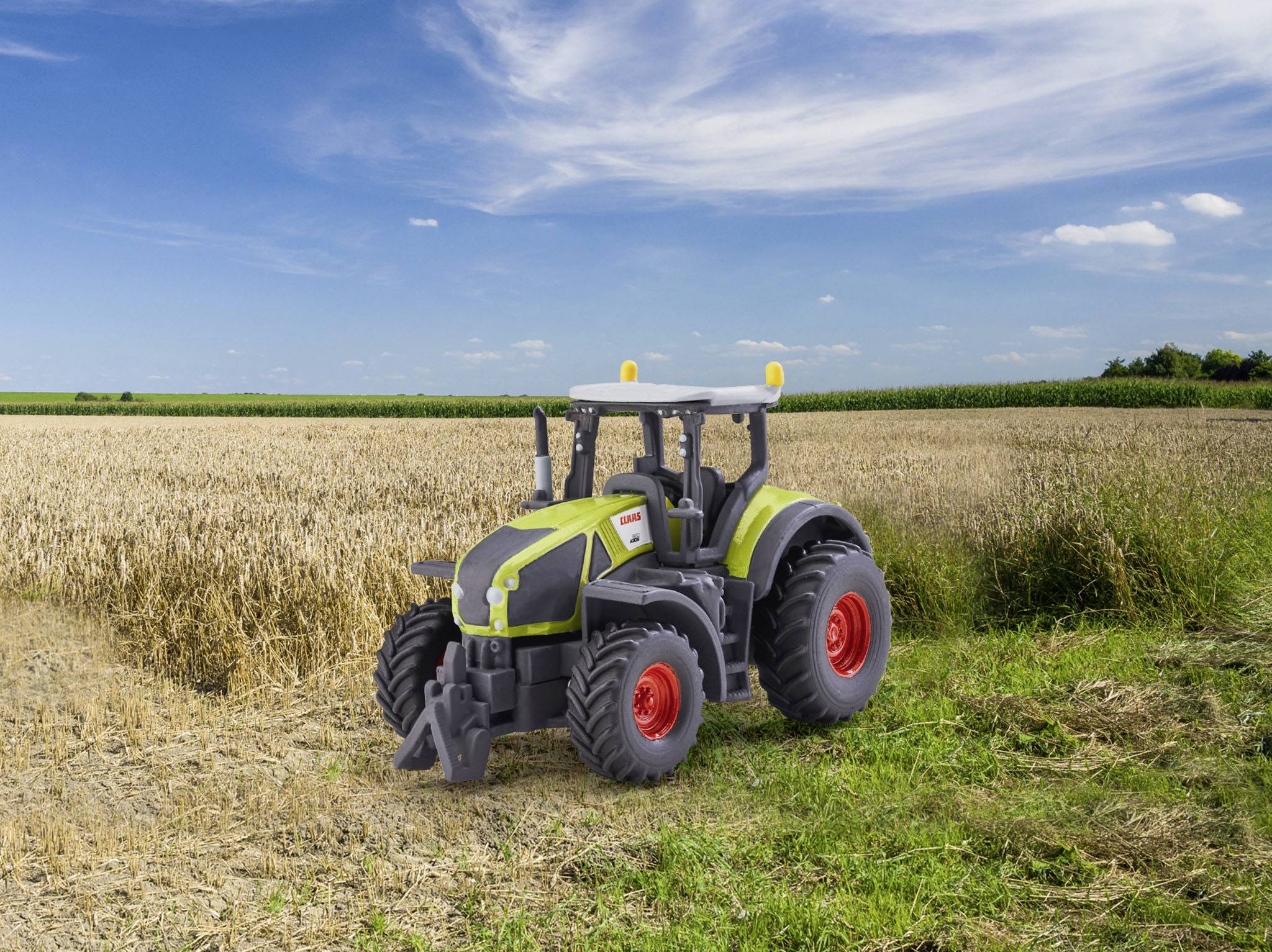 Ein grüner Traktor steht am Rand eines geernteten Getreidefeldes unter blauem Himmel. Im Hintergrund erstreckt sich das Feld.
