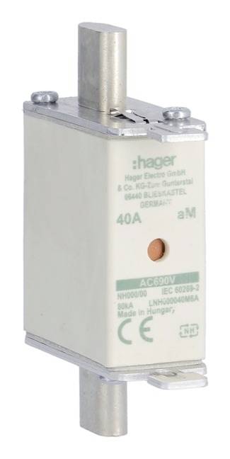 Ein NH-Sicherungseinsatz von Hager, 40A, 500V, weiß. Vorne Metallstifte und technische Details aufgedruckt. Hergestellt in Ungarn.