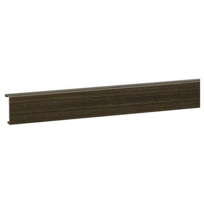 Braune Holzleiste mit einer glatten Oberfläche, verwendet als dekorative oder funktionale Kante in Innenräumen.