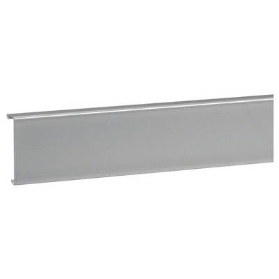 Ein langes, silbernes Metallprofil mit rechteckigem Querschnitt, verwendet in Bau oder Industrieunternehmen für strukturelle Unterstützung.
