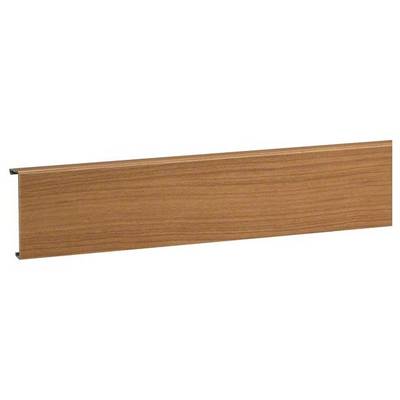 Ein Holzpaneel mit glatter Oberfläche und natürlicher Holzmaserung.