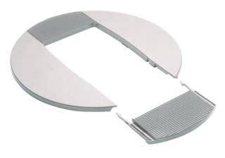 Kreisförmiges, segmentiertes Metalldesign, bestehend aus vier abnehmbaren Teilen, darunter ein gerilltes rechteckiges Segment.