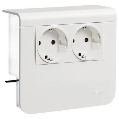 Weiße Doppelsteckdose mit Schutzkontakt und Abdeckung von Hager, geeignet für Wandmontage.